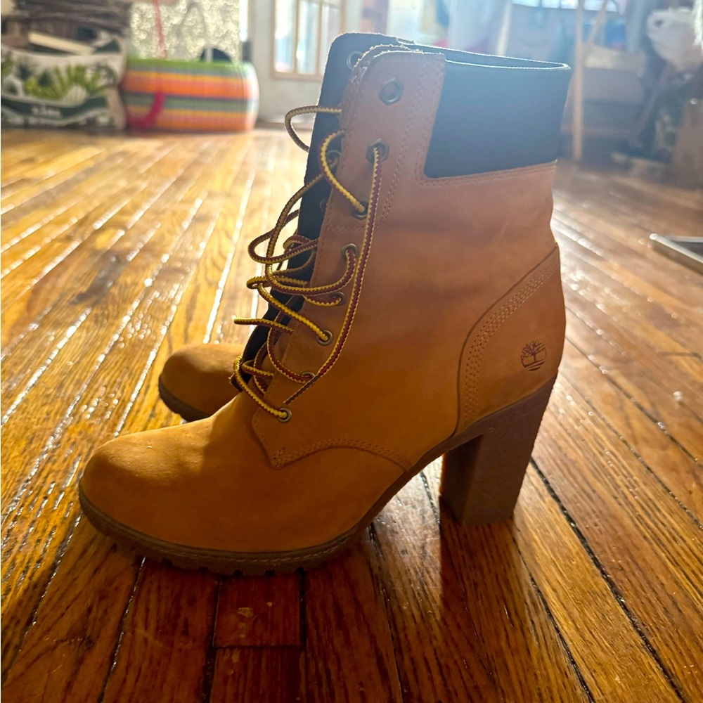 Timberland High Heal Boot
Size 9